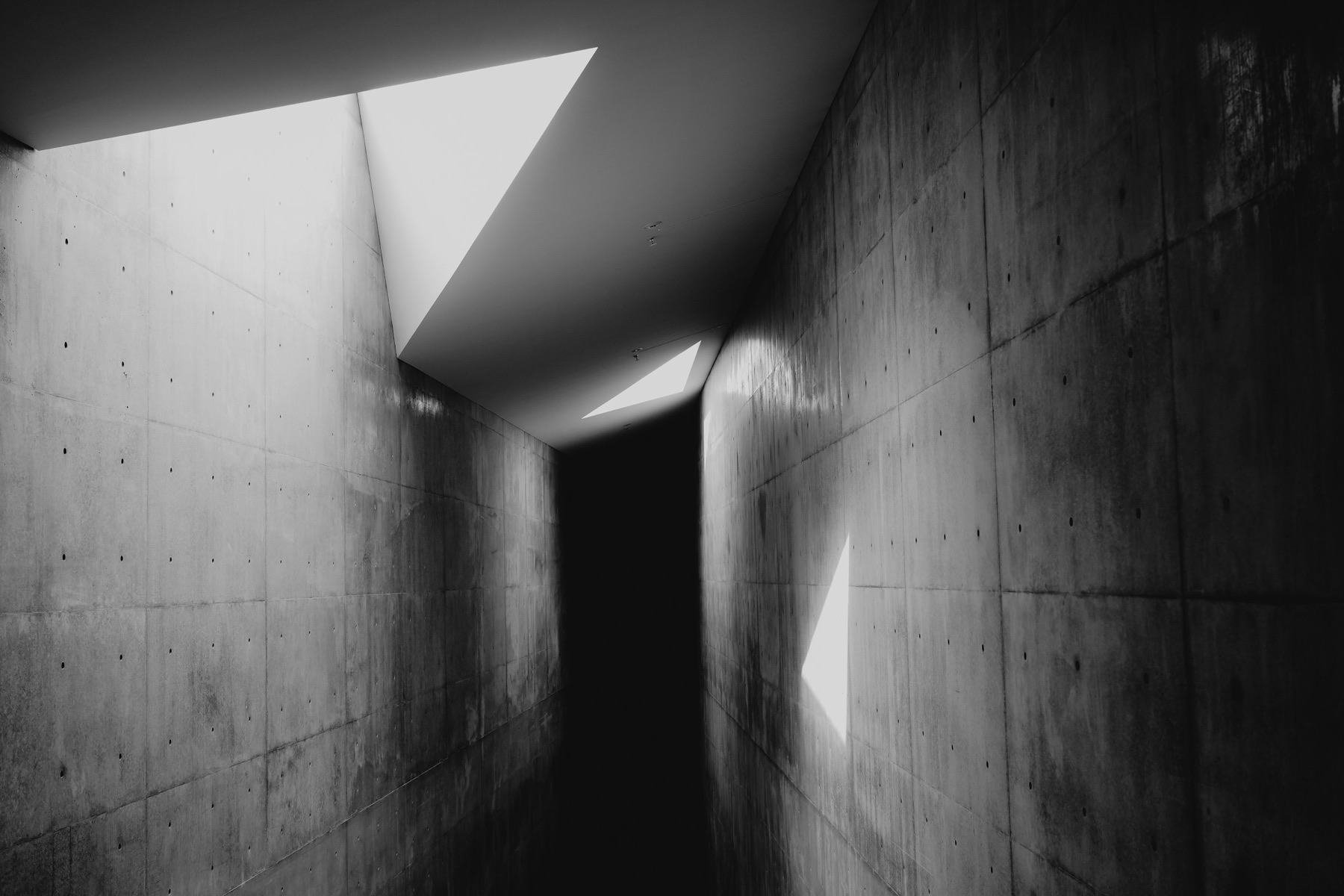 Sichtbeton-Gang mit Licht von oben