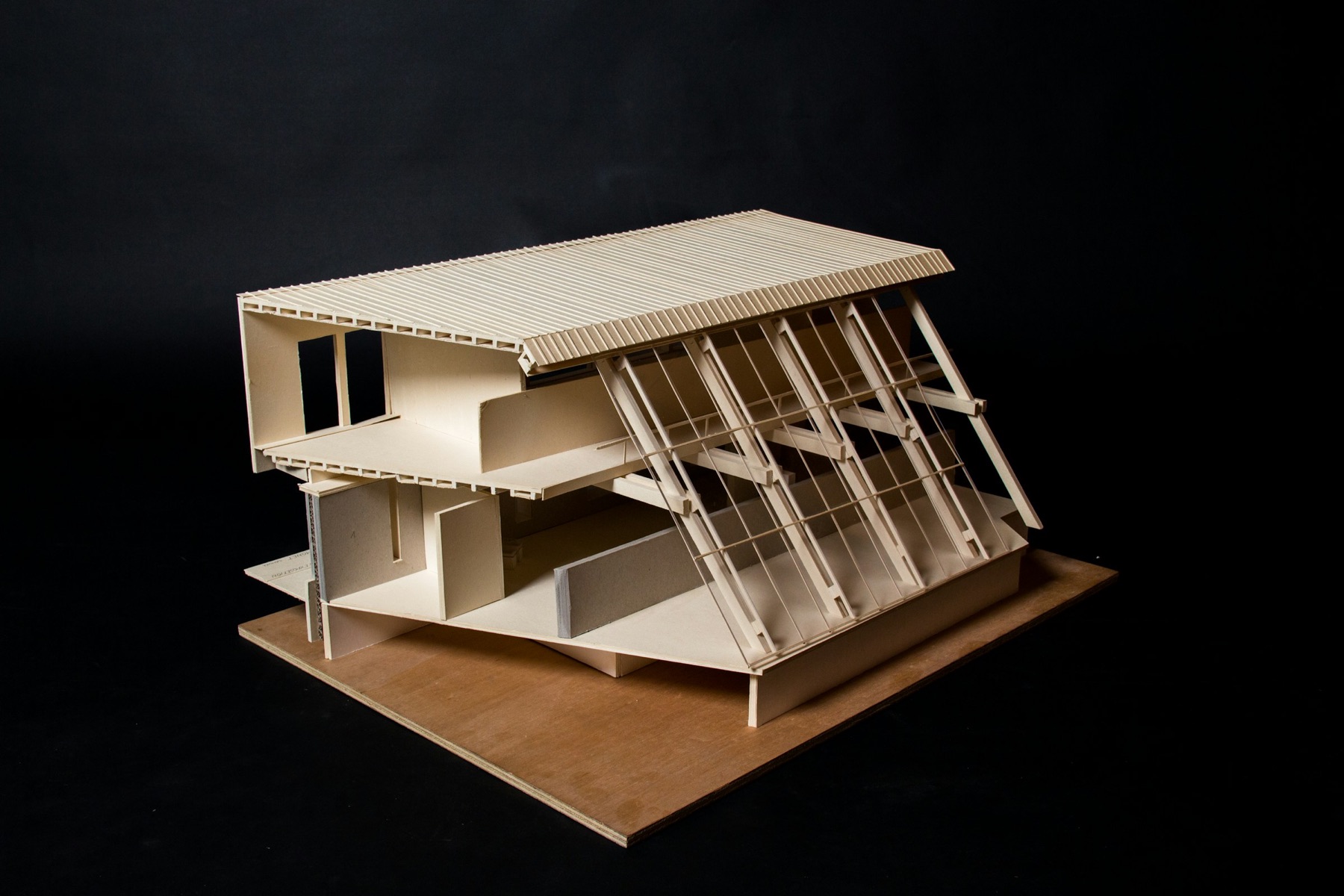 Architekturmodell aus Holz im Schnitt